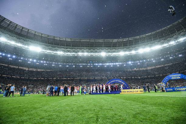 若塔在球场 若塔在球场